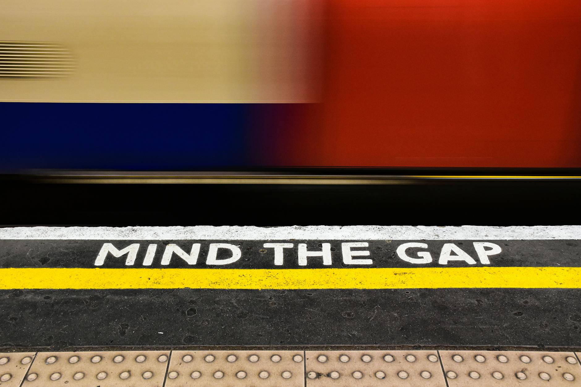 mind the gap sign in london subway