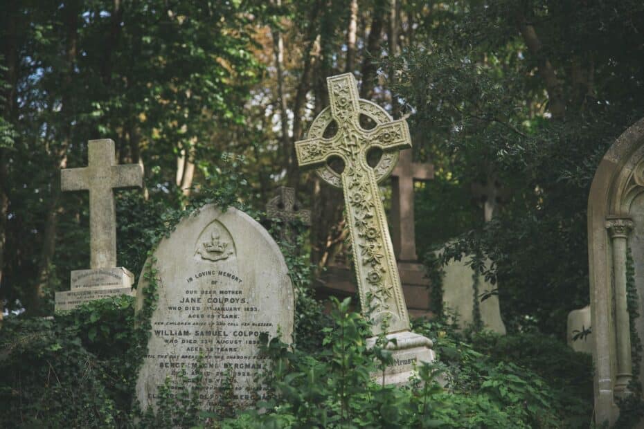 historic gravestones in highgate cemetery london